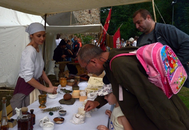 Dożynki, folklor, rycerze, zespoły i uliczni artyści