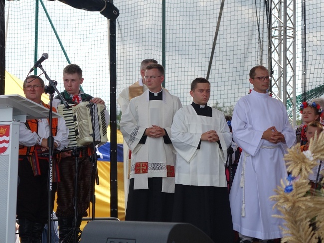 Dożynki, folklor, rycerze, zespoły i uliczni artyści