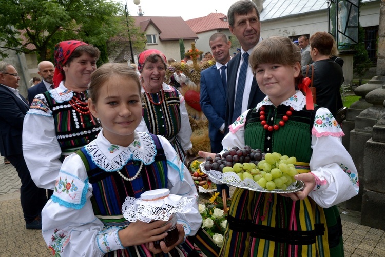 Święto plonów w opoczyńskiej kolegiacie św. Bartłomieja. Za chwilę ruszy procesja do kościoła.