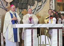 W uroczystej Mszy św. wzięło udział dwóch biskupów.
