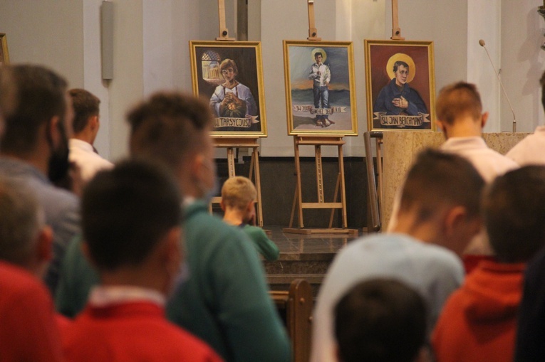 Katowice. Ministranci w katedrze