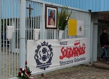 Gdańsk. Premier złożył kwiaty pod historyczną Bramą nr 2 