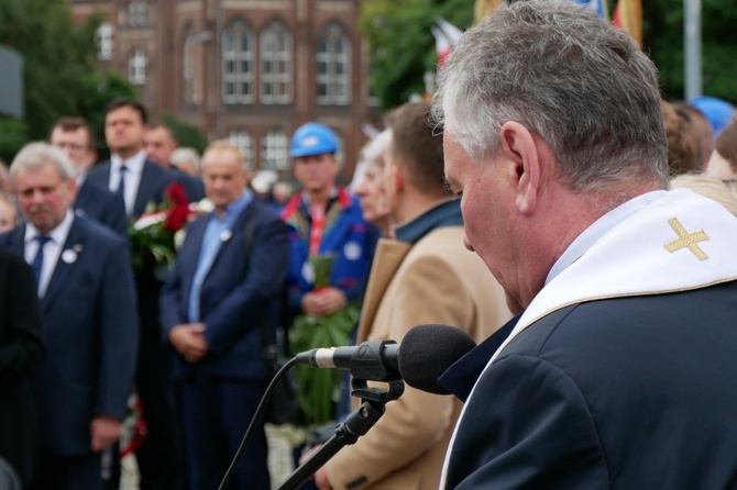 Gdańsk. Premier złożył kwiaty pod historyczną Bramą nr 2 