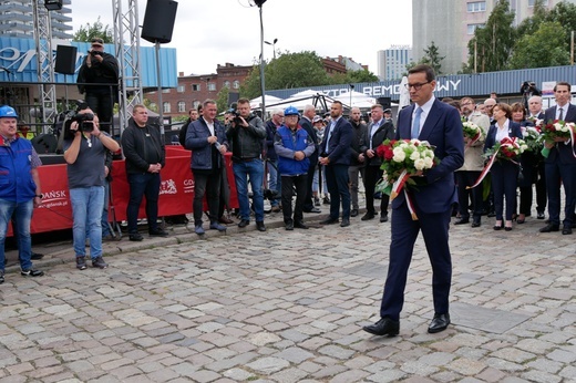 Gdańsk. Premier złożył kwiaty pod historyczną Bramą nr 2 