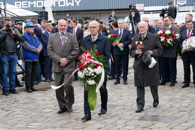 Gdańsk. Premier złożył kwiaty pod historyczną Bramą nr 2 