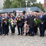 Gdańsk. Premier złożył kwiaty pod historyczną Bramą nr 2 