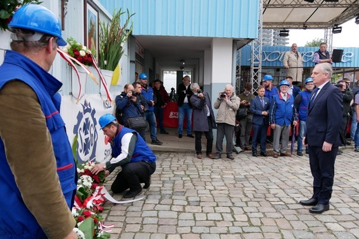 Gdańsk. Premier złożył kwiaty pod historyczną Bramą nr 2 