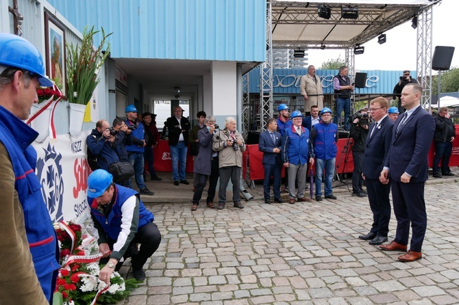 Gdańsk. Premier złożył kwiaty pod historyczną Bramą nr 2 