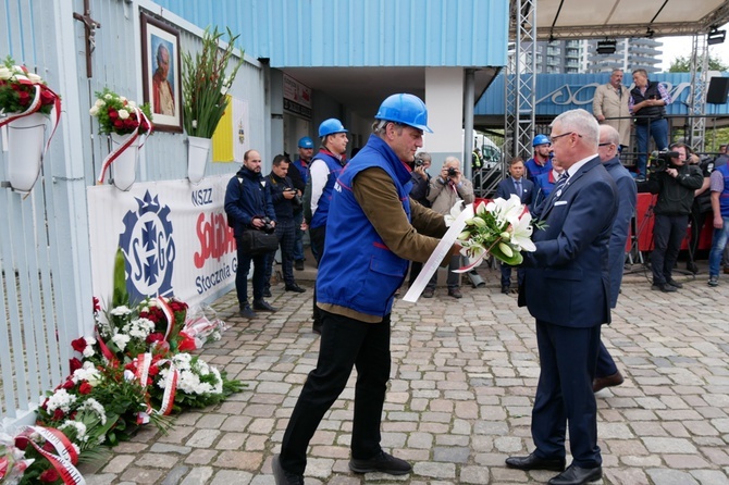 Gdańsk. Premier złożył kwiaty pod historyczną Bramą nr 2 