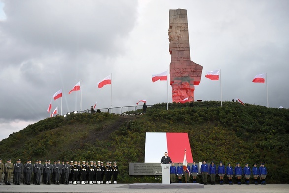 Premier: Myli się katów z ofiarami, przypisując odmienne role tym, którzy bronili człowieczeństwa