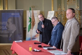 Mirosław Kowali, dyrektor Teatru Zdrojowego, Marek Fedoruk, burmistrz miasta, oraz Maciej Kieres, dyrektor artystyczny festiwalu podczas prezentacji programu wydarzenia.