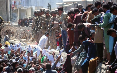 Tłum próbujących wyjechać z kraju Afgańczyków przed lotniskiem Hamida Karzaja w Kabulu. 26 sierpnia doszło tam do zamachu, w którym zginęło kilkadziesiąt osób.
26.08.2021 Afganistan, Kabul