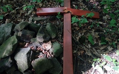 Komu przeszkadzają krzyże na górze Paproć?