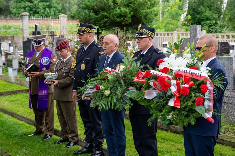 W Skierniewicach uroczystości odbyły się na cmentarzu św. Józefa. Hołd poległym oddali przedstawiciele samorządu, służb mundurowych i wojska. 
