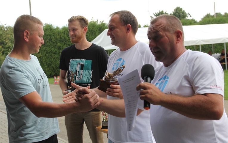 Grzegorz Cieślak i Maciej Derbin (z prawej) wręczają nagrody Bartłomiejowi Pachule i Łukaszowi Piadkowi.