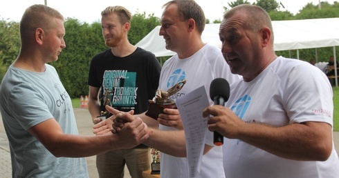 Grzegorz Cieślak i Maciej Derbin (z prawej) wręczają nagrody Bartłomiejowi Pachule i Łukaszowi Piadkowi.