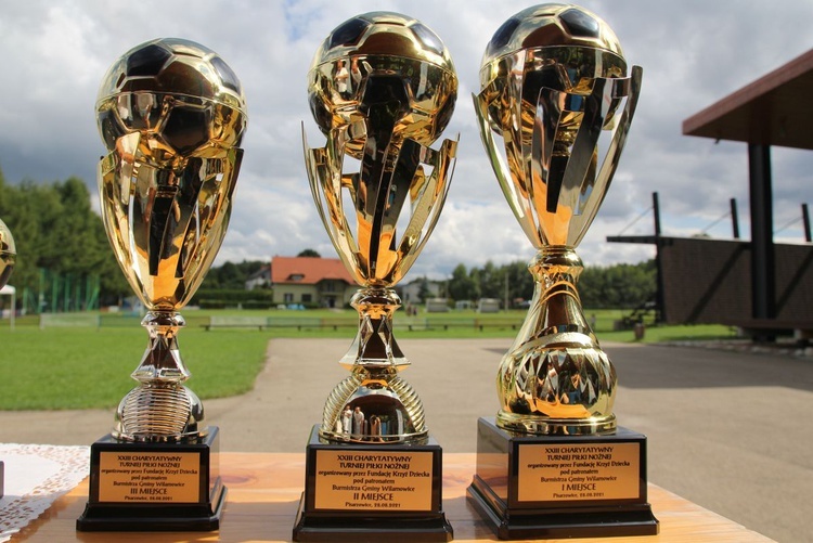 Puchary dla zwycięskich drużyn uczestniczących w turnieju piłkarskim.