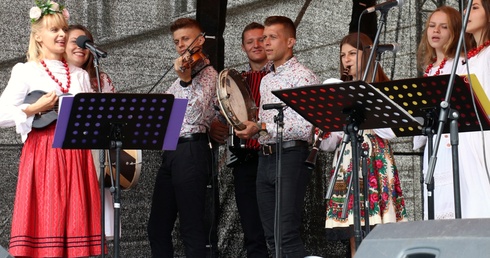 Zespół pracuje pod kierunkiem Wioli Fijałkowskiej (z lewej).