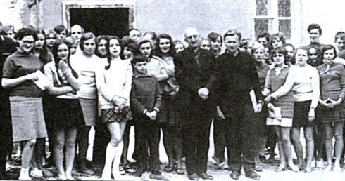 Ks. Franciszek Blachnicki (w środku) odwiedził ośrodek w Smardzewicach w 1972 roku. Z lewej ks. Wiesław Wilk.