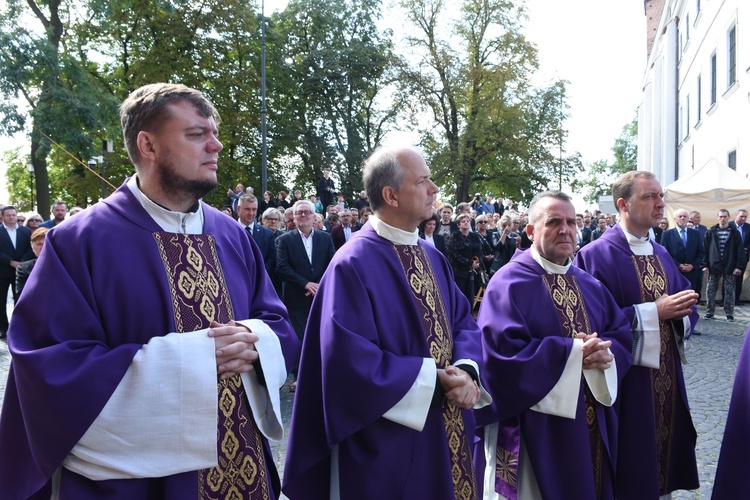 Płock. Pogrzeb Mariusza Bieńka - starosty płockiego. Cz. 2