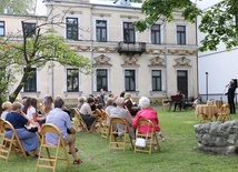 Narodowe Czytanie, podobnie jak w ubiegłym roku, odbędzie się w ogrodach biblioteki.