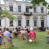 Narodowe Czytanie, podobnie jak w ubiegłym roku, odbędzie się w ogrodach biblioteki.