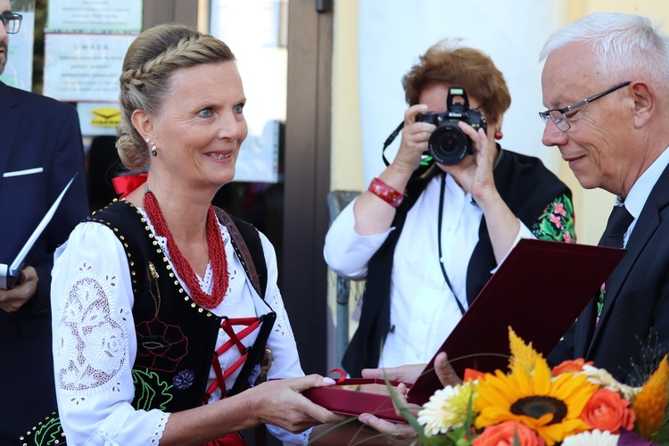 W imieniu Józefa Koszarka-Benkowy odznaczenie odebrała jego córka.