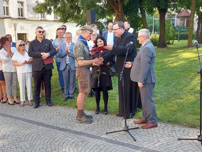 Odsłonięcie pomnika i wręczenie tytułu "Młody Aktywny Strzegomianin"