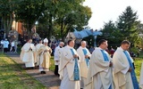 Wieczornej Mszy św. przewodniczył bp Adam Bab wraz duszpasterzami młodych i opiekunami grup pielgrzymkowych.