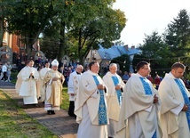 Wieczornej Mszy św. przewodniczył bp Adam Bab wraz duszpasterzami młodych i opiekunami grup pielgrzymkowych.