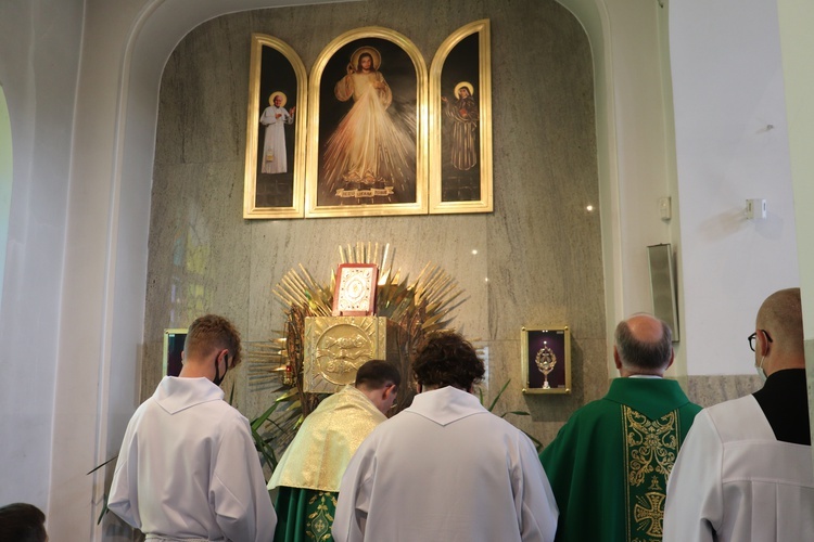 Jaktorów. Wprowadzenie relikwii św. Jana Pawła II i św. s. Faustyny.