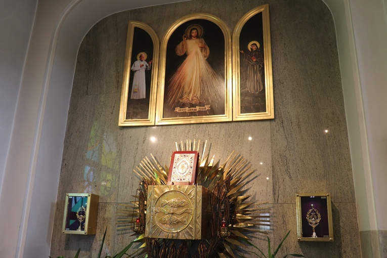 Jaktorów. Wprowadzenie relikwii św. Jana Pawła II i św. s. Faustyny.
