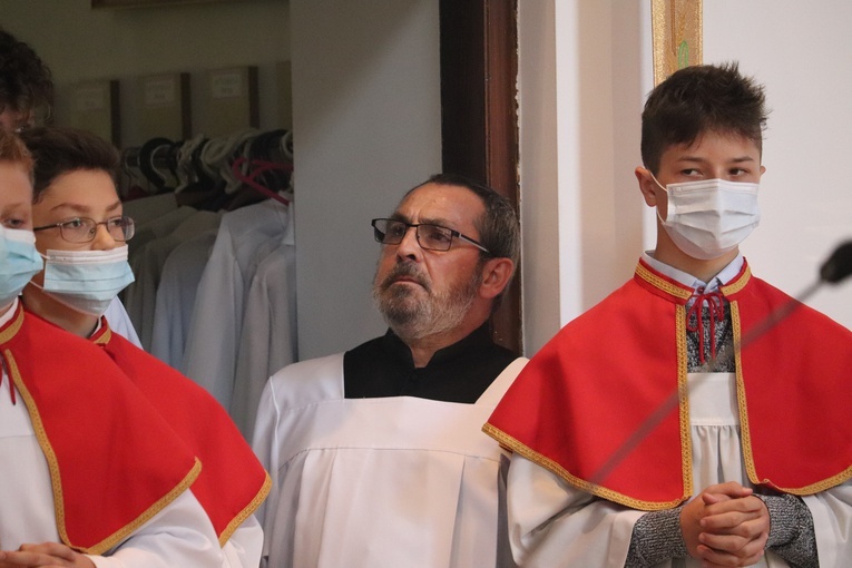 Jaktorów. Wprowadzenie relikwii św. Jana Pawła II i św. s. Faustyny.