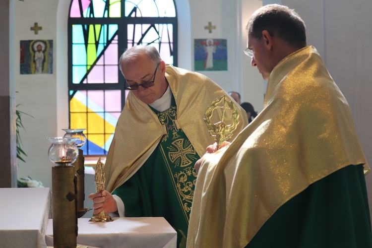 Jaktorów. Wprowadzenie relikwii św. Jana Pawła II i św. s. Faustyny.