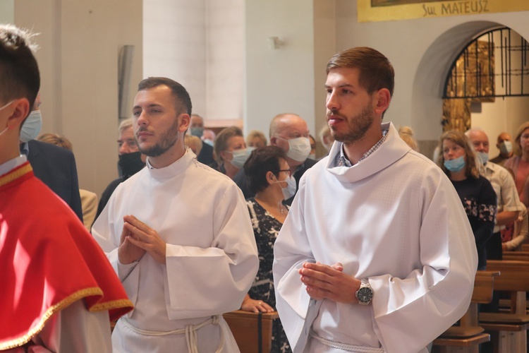 Jaktorów. Wprowadzenie relikwii św. Jana Pawła II i św. s. Faustyny.