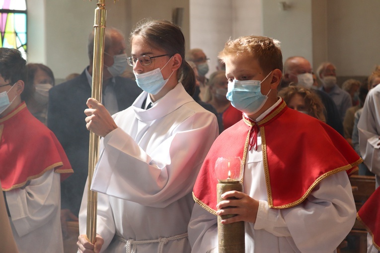 Jaktorów. Wprowadzenie relikwii św. Jana Pawła II i św. s. Faustyny.