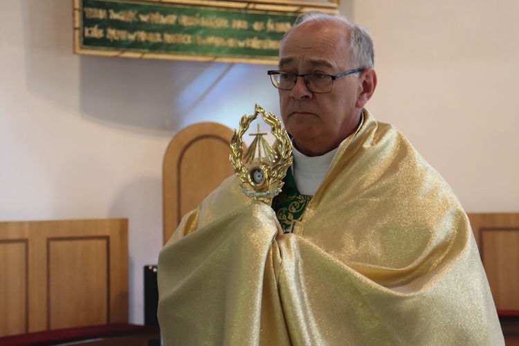 Ks. Wiesław Skonieczny, proboszcz parafii, po relikwie wybrał się z parafianami.
