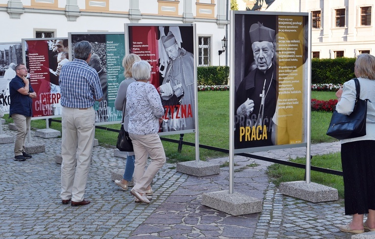 Otwarcie wystawy o kard. Wyszyńskim przy archikatedrze wrocławskiej