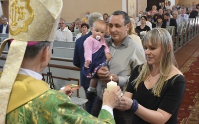 Prowadzące kręgi pary odebrały świece symbolizujące obecność Chrystusa na spotkaniu.