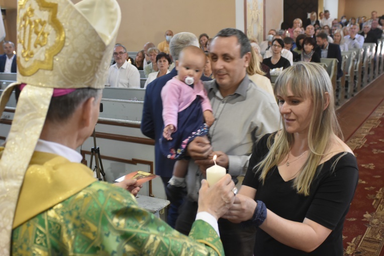 Prowadzące kręgi pary odebrały świece symbolizujące obecność Chrystusa na spotkaniu.