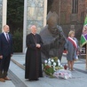 Modlitwa zakończyła się złożeniem kwiatów pod pomnikiem św. Jana Pawła II.