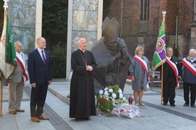 Modlitwa zakończyła się złożeniem kwiatów pod pomnikiem św. Jana Pawła II.