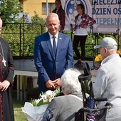 Przedstawiciele podziękowali biskupowi i burmistrzowi  za wsparcie w organizacji ich święta.