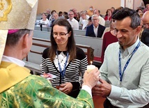 Prowadzące kręgi pary odebrały świece symbolizujące obecność Chrystusa.