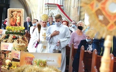 Biskup Adam Bałabuch podczas jednej z uroczystości.