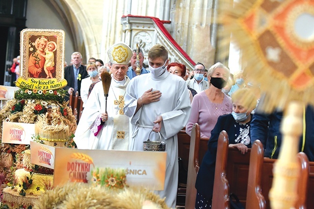 Biskup Adam Bałabuch podczas jednej z uroczystości.