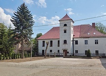 Bryła kościoła parafialnego nawiązuje do architektury pałacowej, której kiedyś był on częścią.