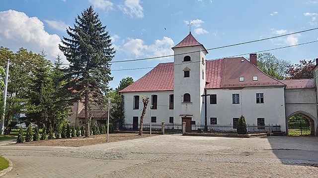 Bryła kościoła parafialnego nawiązuje do architektury pałacowej, której kiedyś był on częścią.
