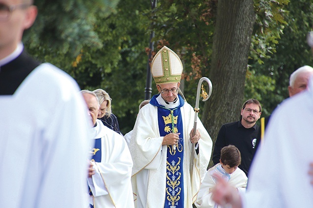 	Biskup pomocniczy ełcki w procesji na sierpeckim wzgórzu Loret.