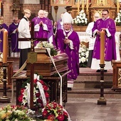 	Uroczystościom pogrzebowym przewodniczył abp Józef Górzyński.